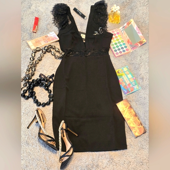 Beautiful black dress with lace down chest 🫠 size Medium - Picture 4 of 6